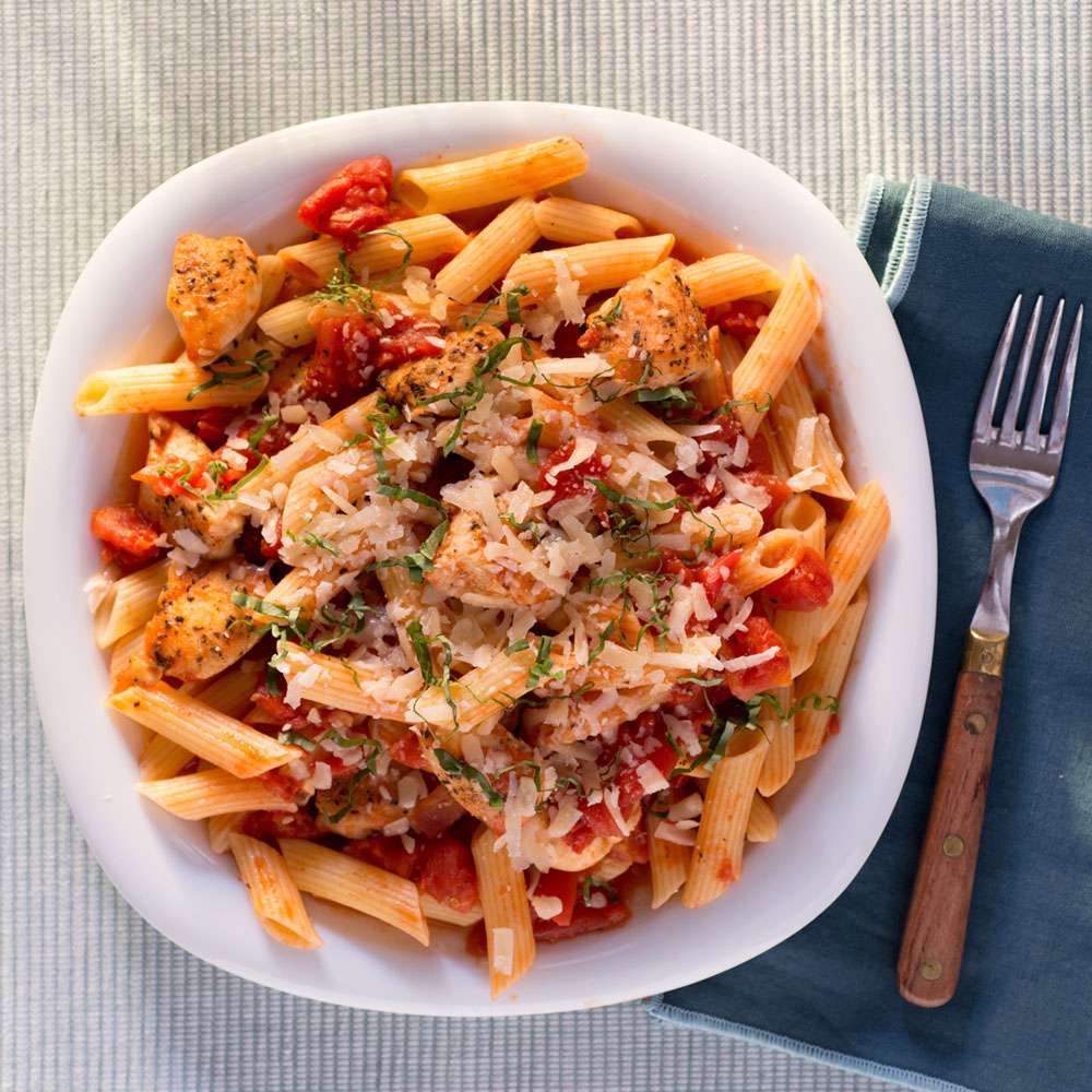 CHICKEN RED SAUCE PASTA